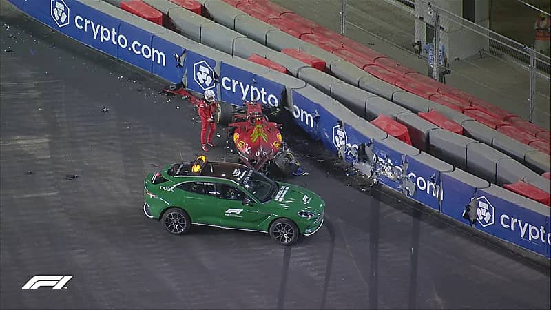 شاهد.. انزلاق مفاجئ يتسبب في حادث قوي لمتسابق بـ "فورمولا1"