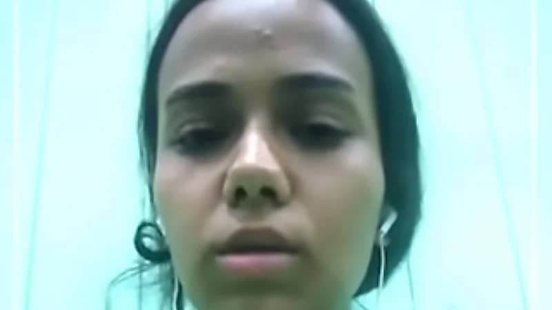 شاهد.. فتاة تستغيث بالأمن المصري من داخل مسجد بعد تهديدها بالقتل