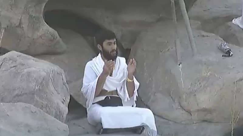 شاهد.. حاج من أعلى جبل الرحمة يتضرع بالدعاء في صباح يوم عرفة