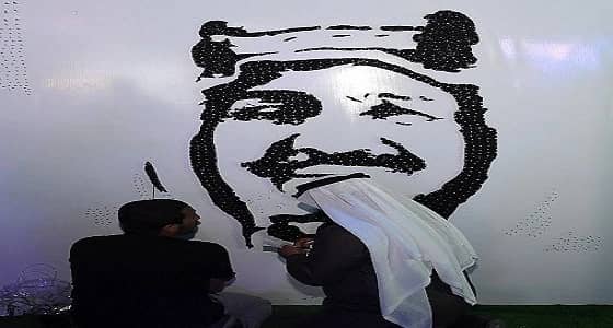 بالصور.. لوحات فنية بالمسامير والصوف لخادم الحرمين في الجنادرية