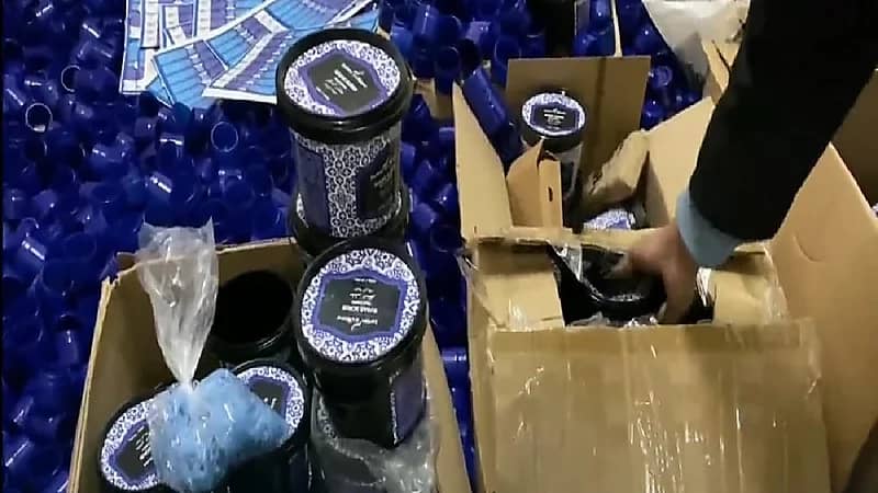 شاهد.. عمالة أجنبية تصنع مستحضرات تجميلية مغشوشة لتشويه النساء