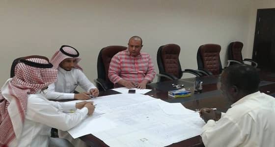 " الغشم " يجتمع بمقاولي بلدية العويقيلة ويستعرض الأعمال الجارية
