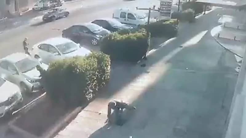 بالفيديو .. لبناني يتعرض للسلب بقوة السلاح