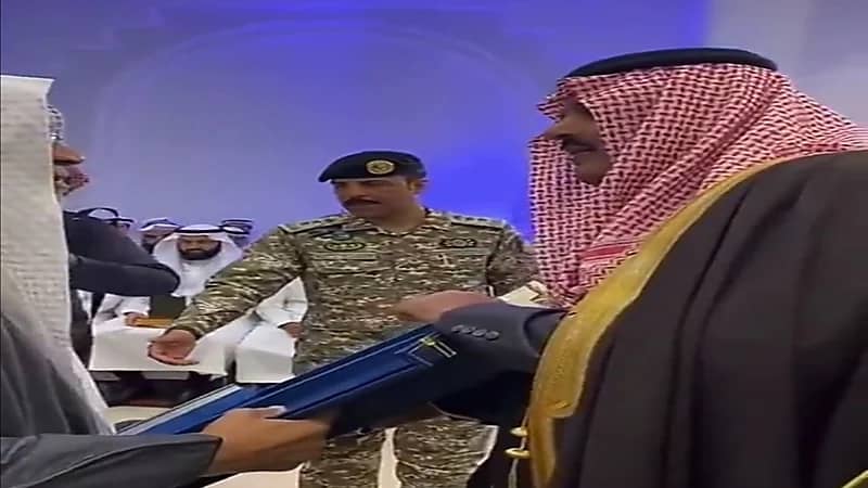 شاهد.. "لفتة طيبة" من أمير حائل أثناء تكريم شيخ القراء في المسجد النبوي الشريف