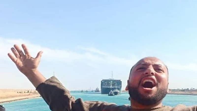 شاهد .. رقص وغناء عمال الكراكات والقاطرات بعد تعويم السفينة بقناة السويس