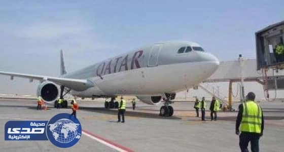 بالفيديو.. موظفو الطيران القطري يلقون أمتعة الركاب على الأرض