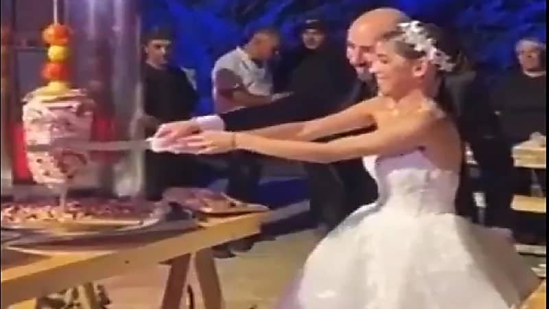 شاهد .. عروسان يقطعان "الشاورما" بدلاً من التورتة في زفافهما