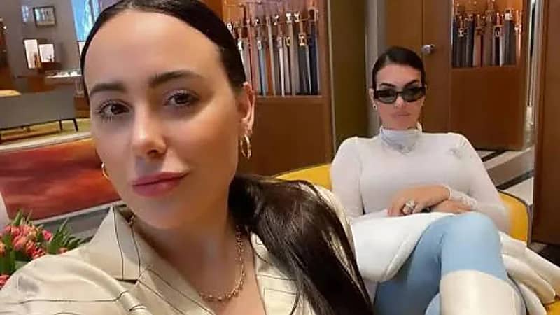 جورجينا رودريغيز وشقيقتها إيفانا بين 1997 و2025