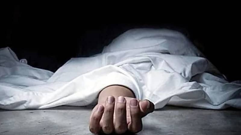 سيدة تلقي نفسها أمام عجلات المترو