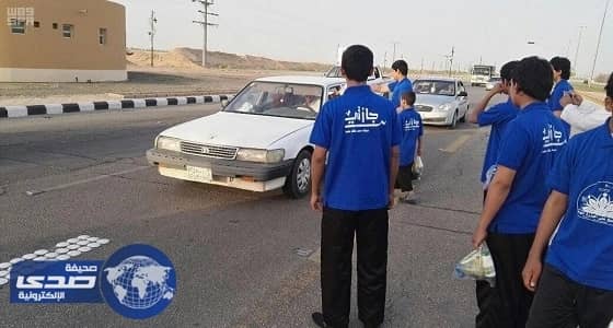 بالصور.. 60 متطوعاً يشاركون في إفطار العابرين بوادي الدواسر