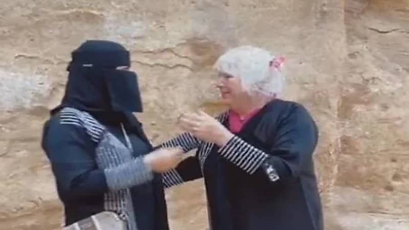 تكريم المرشدة عفاف البلوي بسبب موقفها المشرف مع السائحة البريطانية