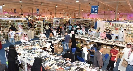 ضيوف برنامج خادم الحرمين الشريفين يزورون معرض الكتاب بجدة
