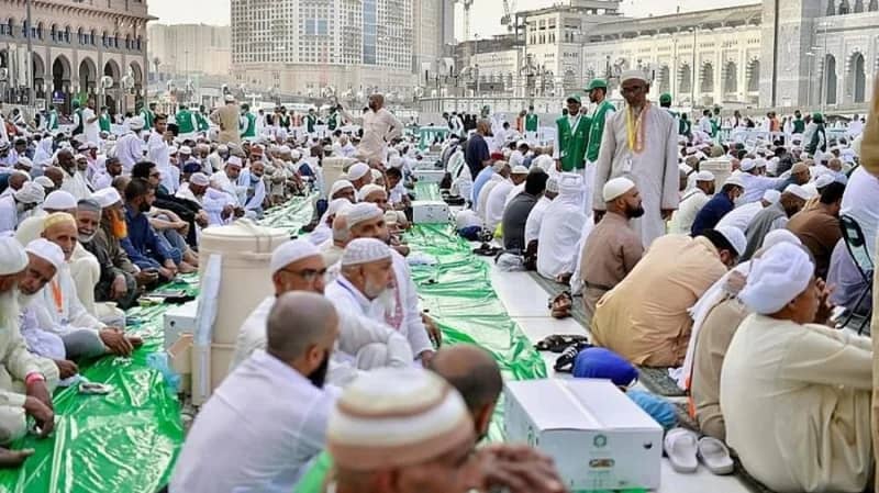 "شؤون الحرمين" تمنح 200 تصريح لأصحاب سفر إفطار الصائمين بالحرم