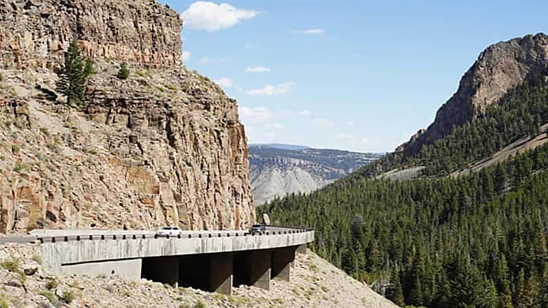 مياه ساخنة وطين يندفعان من تحت الأرض في منتزه يلوستون الأمريكي.. فيديو