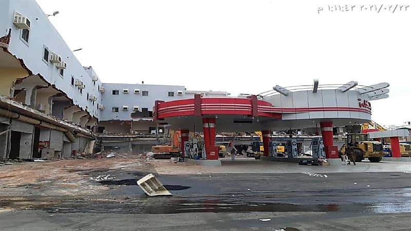 بالفيديو.. إزالة محطة وقود مقامة على أراضٍ حكومية في جدة