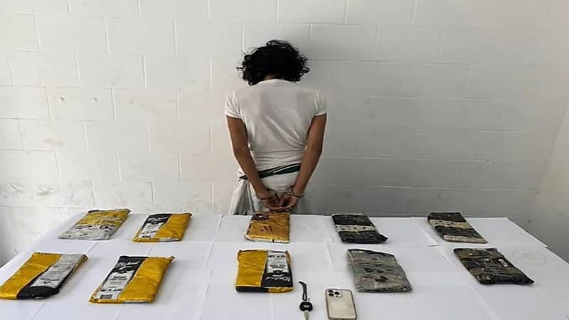 شاهد.. لبناني يدخل في نوبة بكاء لعدم تمكنه من تأمين الغذاء لطفلته