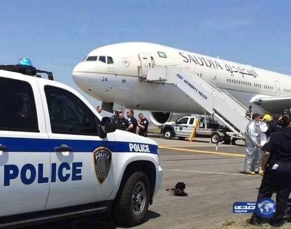 بالصور.. شاب مستهتر يدهس عملات من فئة الـ500 ريال بقدميه