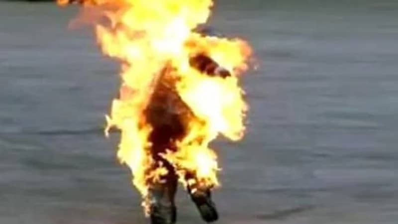 امرأة تسكب البنزين على زوجة ابنها الحامل وتحرقها