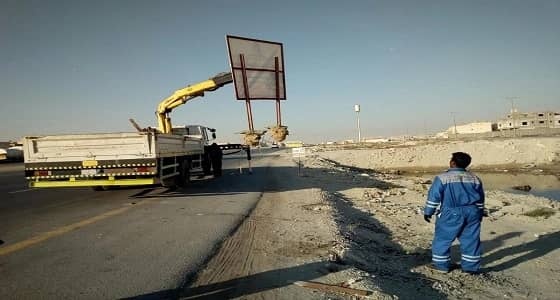 بالصور.. إزالة 26 لوحة حديدية عشوائية في غرب الدمام
