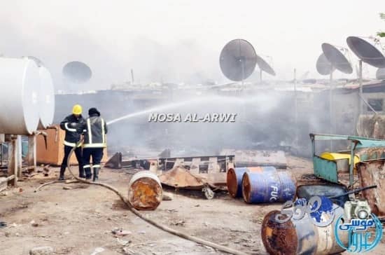 بالصور..حريق هائل في سكن للعمال في تبوك