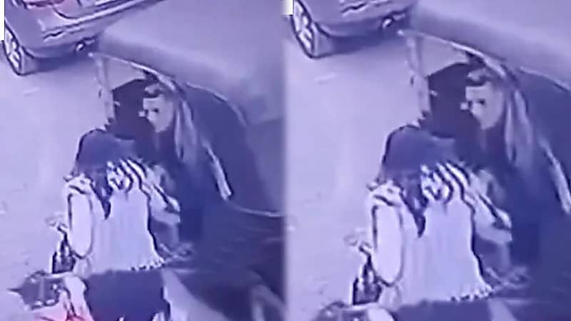 توكتوك يخطف طفلًا من يد والدته في وضح النهار.. فيديو