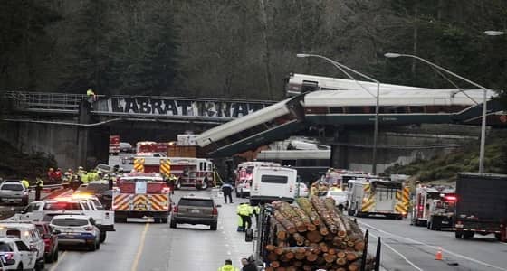 قتلى وجرحى في حادث انحراف قطار عن مساره بواشنطن