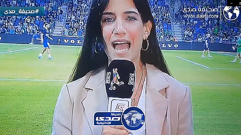 شاهد .. لاعب يركل الكرة في مؤخرة مذيعة إسرائيلية أثناء ظهورها على الهواء