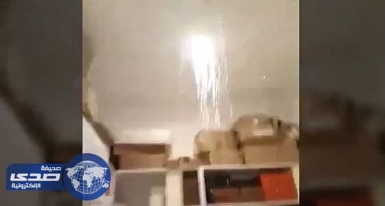 بالفيديو.. لحظة تعطل سلم الطائرة أثناء نزول الملك سلمان.. ورد فعل سريع من الفغم