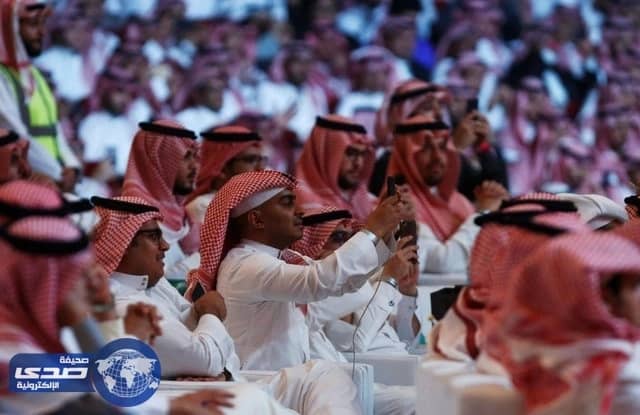 بالفيديو.. توقف محمد عبده عن الغناء بحفلة الرياض .. والسبب !