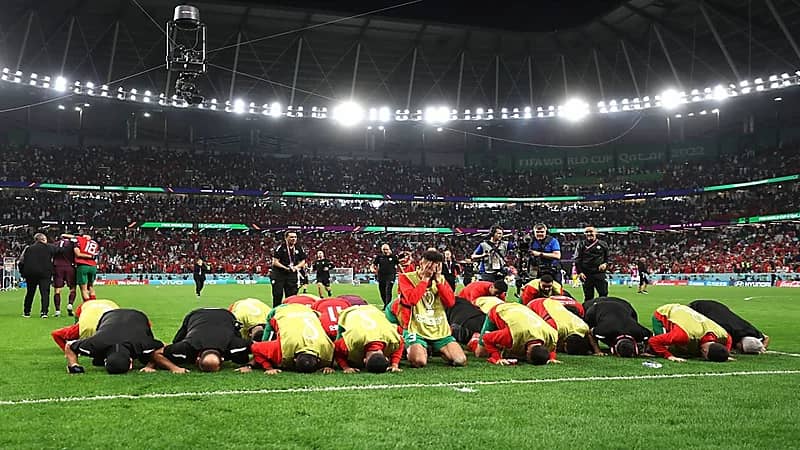 شاهد . سجود جميع أعضاء منتخب المغرب بعد التأهل لربع نهائي المونديال