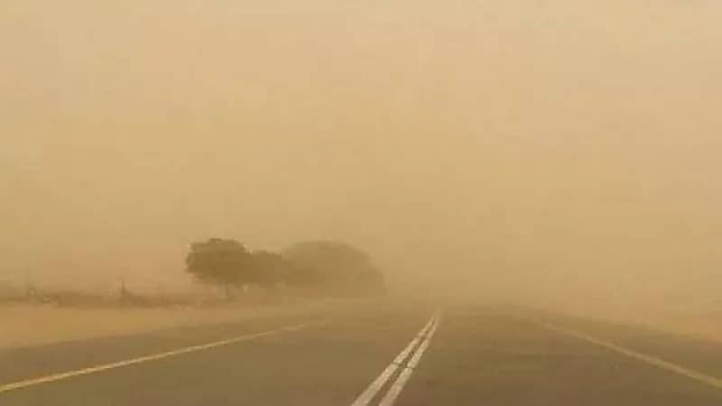 عاصفة ترابية تجتاح طريق "العمق - المهد"