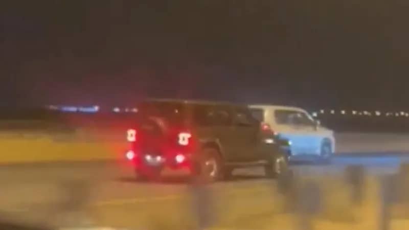 سباق مميت بين سيارتين ينتهي بفاجعة ويتسبب بوفاة أحد السائقين (فيديو)