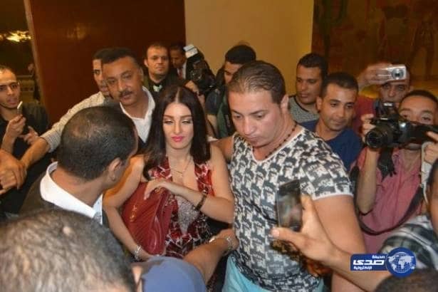 بالصور.. الراقصة صافيناز تتعرض للتحرش من جمهور فيلمها الجديد