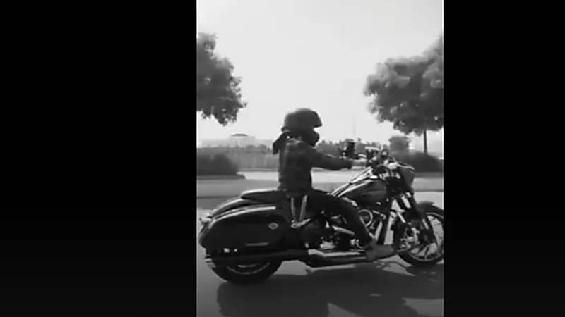 مواطنة تروي تجربتها في شغف الدراجات النارية