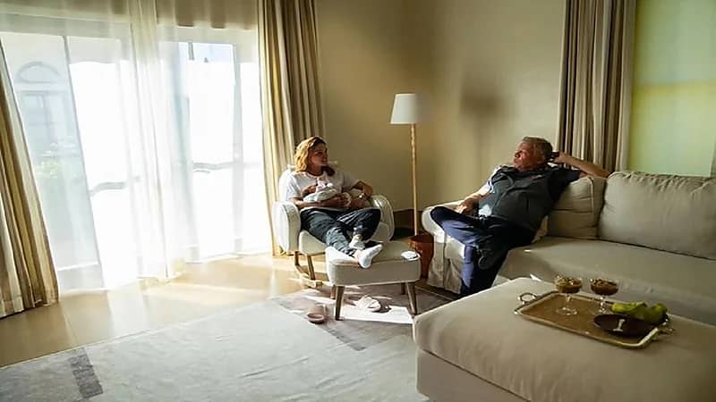 الملكة رانيا تشارك صورة مع حفيدتها وتعلق: الكتكوتة بين إيدي