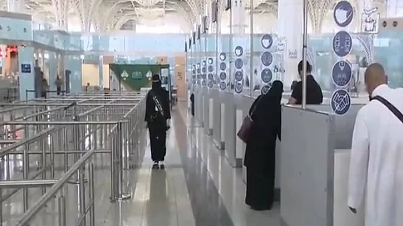 ‏بالفيديو.. جوازات مطار المدينة: إجراءات مغادرة ضيوف الرحمن لا تتجاوز 10 ثواني