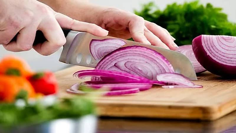 سبب انهمار الدموع عند تقطيع البصل