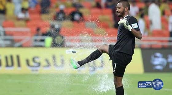 بالفيديو.. شاحنة تتجاوز الحاجز الخراساني لأحد الجسور بالرياض