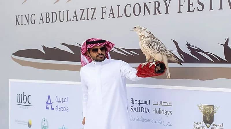 الصقار السعودي أمين الملاح يرفض بيع صقره بمبلغ خيالي