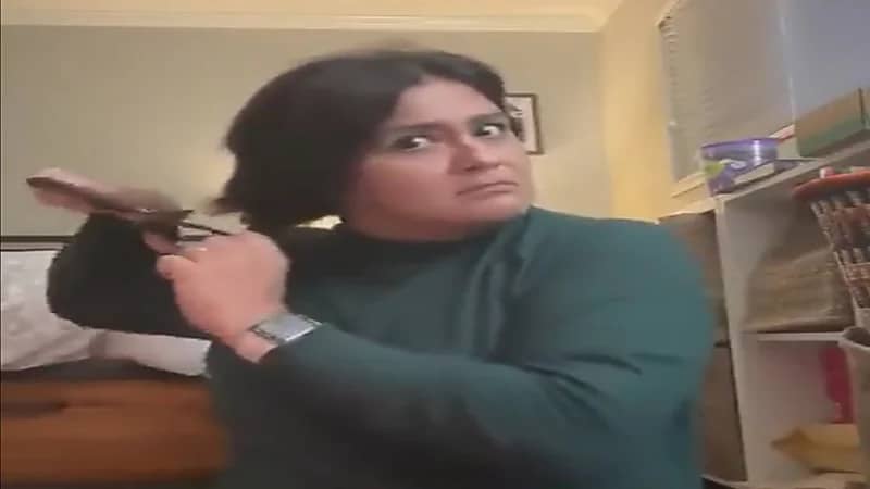 شاهد.. نساء يقصصن شعرهن تنديداً بمقتل الفتاة الإيرانية مهسا امينى