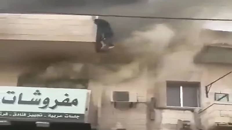 شاهد.. أردنيان يقفزان من مبنى بعمان بعد اشتعال النيران فيه