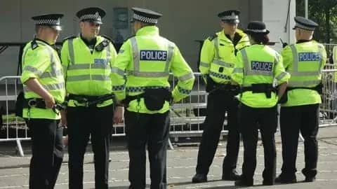 الشرطة البريطانية تقبض على 3 أفغان بتهمة تهريب البشر