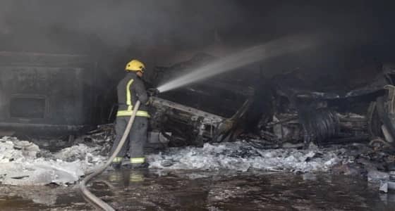 بالصور.. السيطرة على حريق في موقع لصيانة المعدات بالرياض