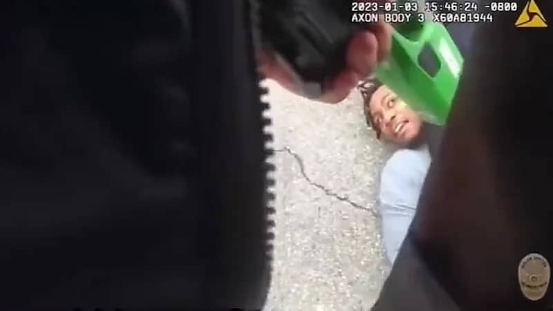 بالفيديو.. لحظة استخدام شرطي مسدسًا صاعقًا ضد رجل توفي بعد ساعات