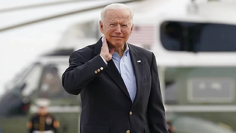 بالفيديو.. حشرات "الزيز" تهاجم بايدن