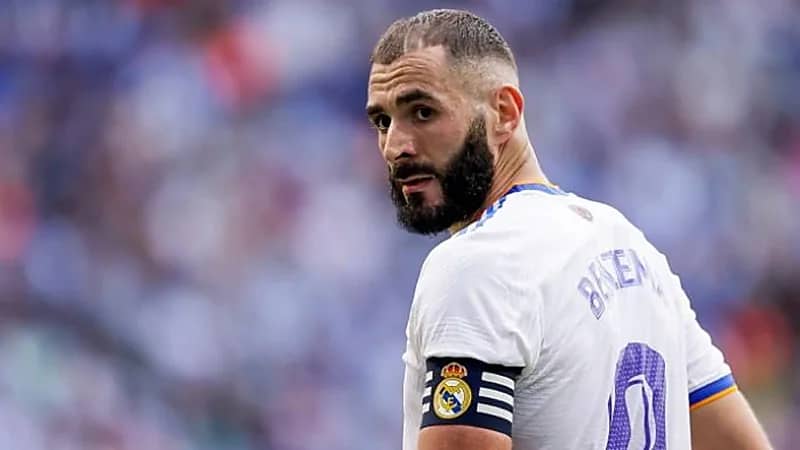 "بنزيما" يوقف مباراة إلتشي وريال مدريد لإنقاذ مشجعة