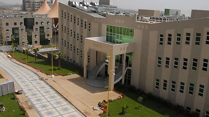 جامعة الملك خالد تعلق علي إجبار عضوة هيئة التدريس الطالبات على لبس معين