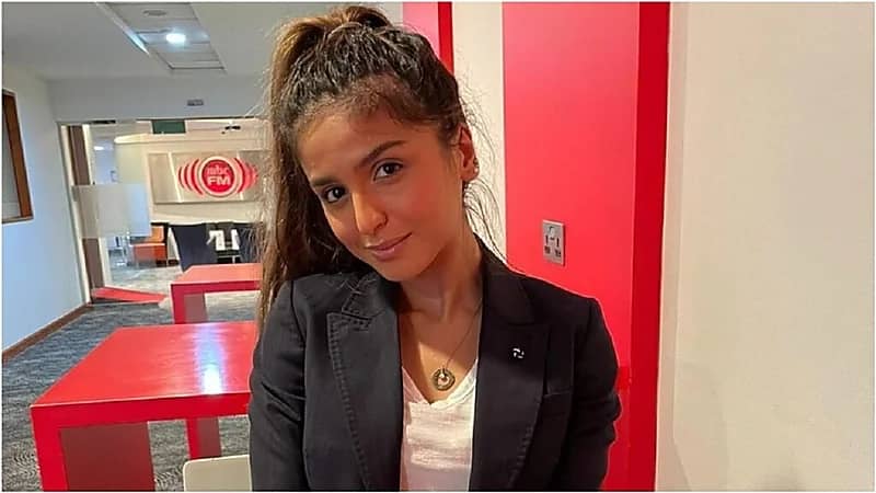 حلا الترك تشوق جمهورها لأغنية مجنونة بفيديو جديد