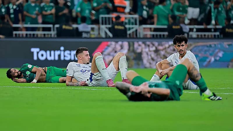 لاعبو الهلال يسقطون من الإرهاق بعد التعادل مع الأهلي .. فيديو