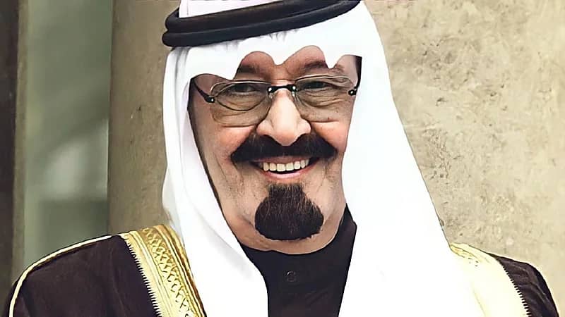 شاهد.. صورة نادرة للملك عبدالله بن عبدالعزيز تجمعه مع بناته الأميرات الأربعة وهن في سن الطفولة